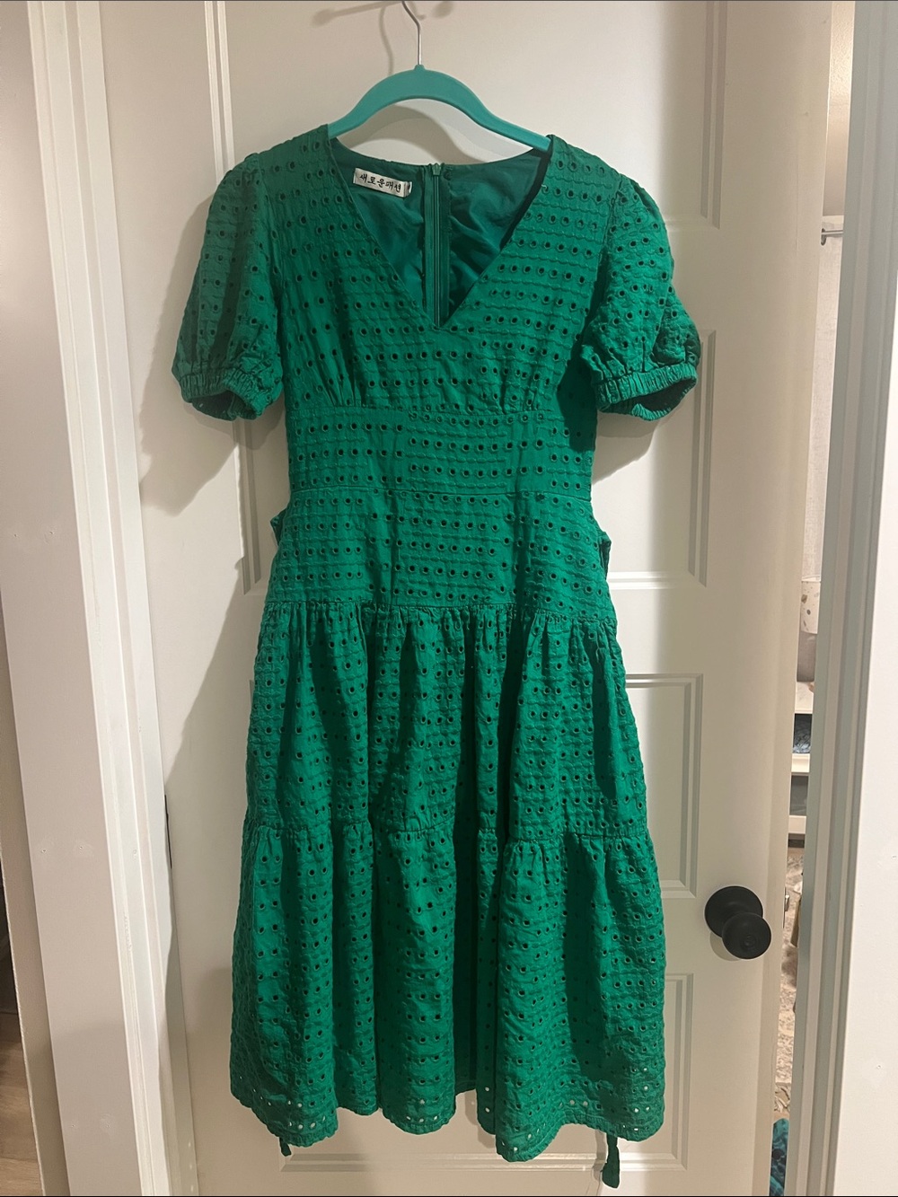 Emerald Green Midi Dress with V-Neck and Puff Sleeves